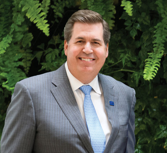 أستاذ وطالب ينظران إلى شاشة كمبيوتر في مختبر