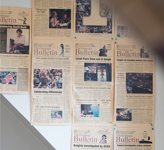 أستاذ وطالب ينظران إلى شاشة كمبيوتر في مختبر