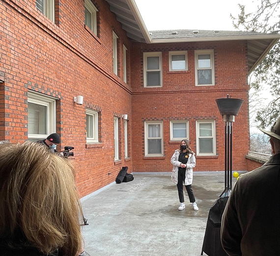 جوش شولتز مع قطعة خشب