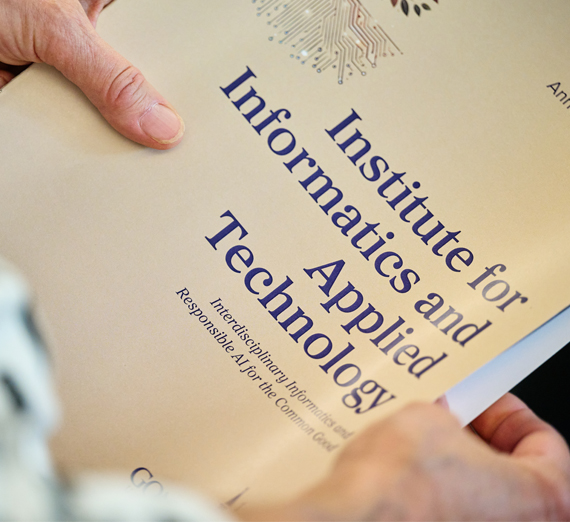 رسم توضيحي لطالب يكتب بينما يجلس روبوت ذكاء اصطناعي بدماغ مكشوف بجانبه.