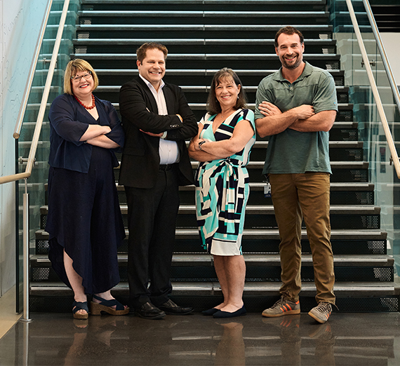 أستاذ وطالب ينظران إلى شاشة كمبيوتر في مختبر